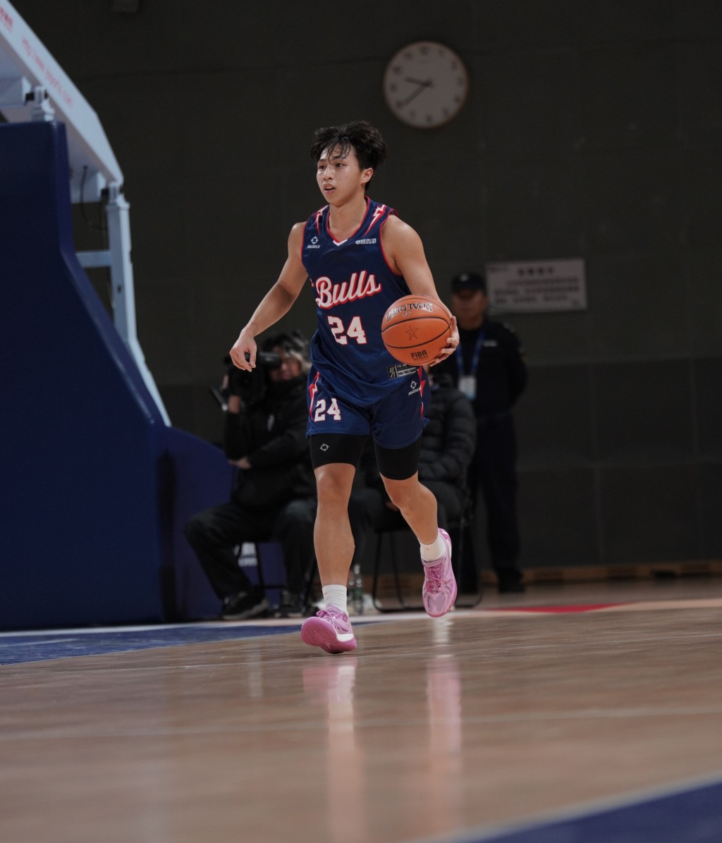 生涯首次正选出场的吴委峻贡献全队最⾼的13分及3次抢断。香港金牛图片