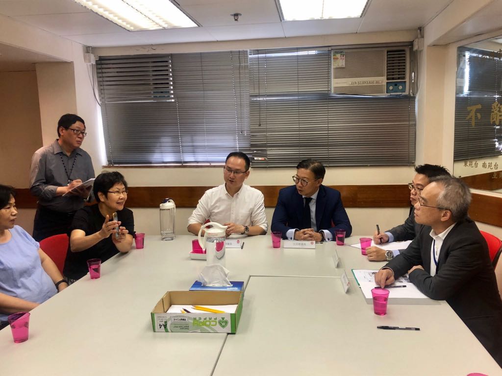 蘇偉文與張國鈞、陳學鋒視察有60年歷史的西環邨 。