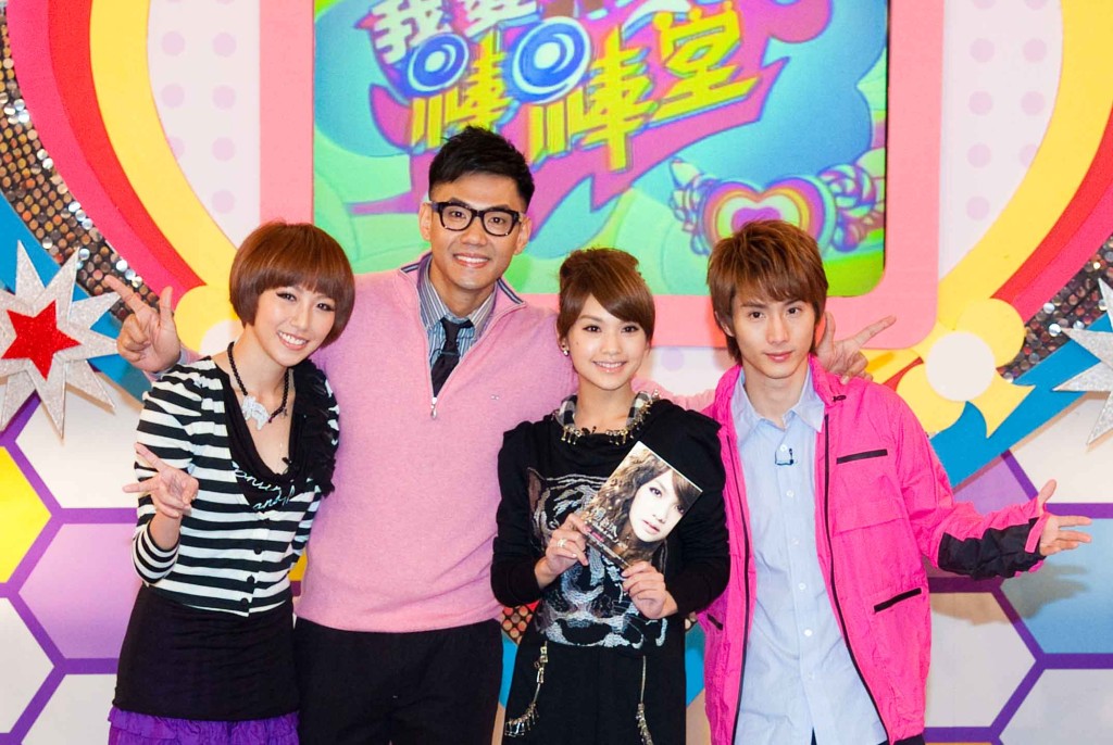 ​ Edit media  黑人陳建州曾主持台灣綜藝節目《我愛黑澀會》，大牙（右）是其中一位「美眉」。  ​
