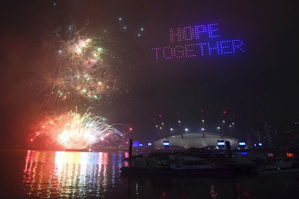 烟花、灯光和无人机为伦敦迎接2021年。AP图片