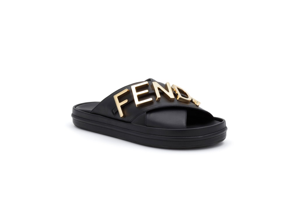 Fendigraphy黑色小牛皮涼鞋/$9,200/Fendi,闊身皮革搭帶飾以金屬品牌名字,搶眼十足。