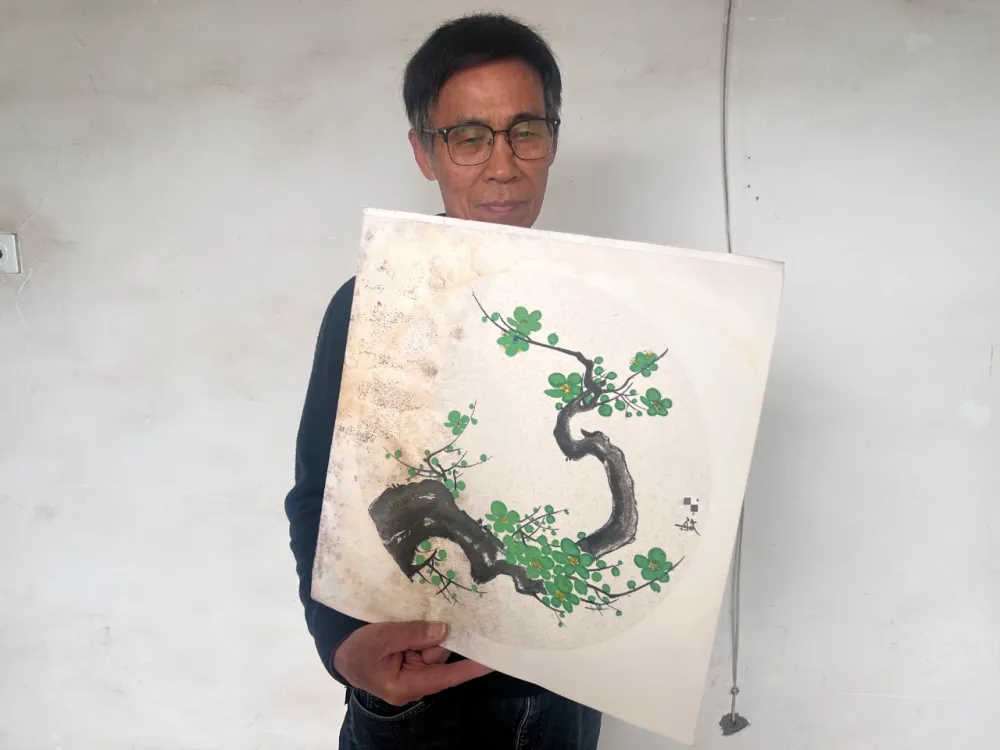 李武展示女儿李敏生前画作。