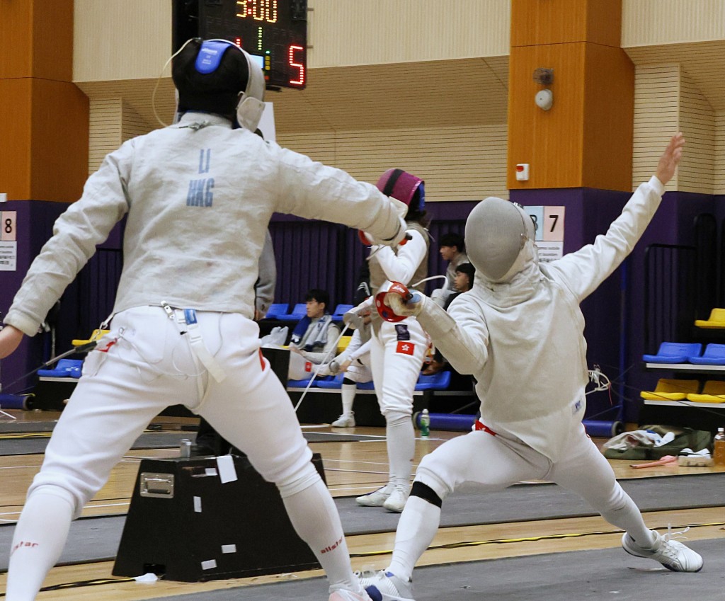 何柏霖（右）在分齡賽青年組決賽以15:6大勝李俊延（左）。徐嘉華攝