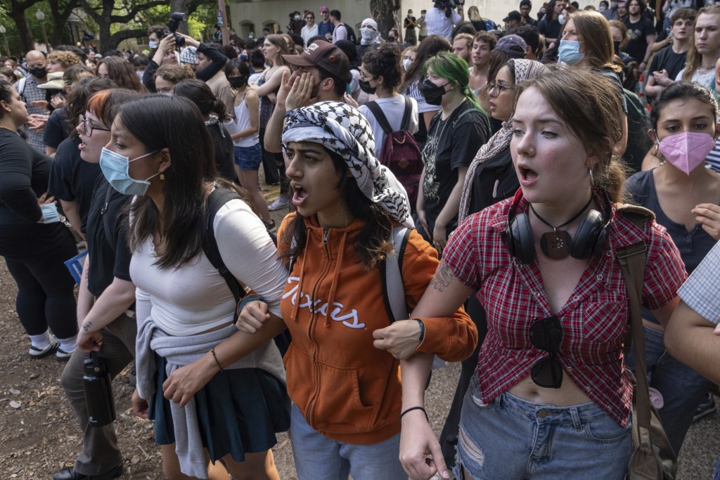示威学生高喊挺巴人口号。美联社