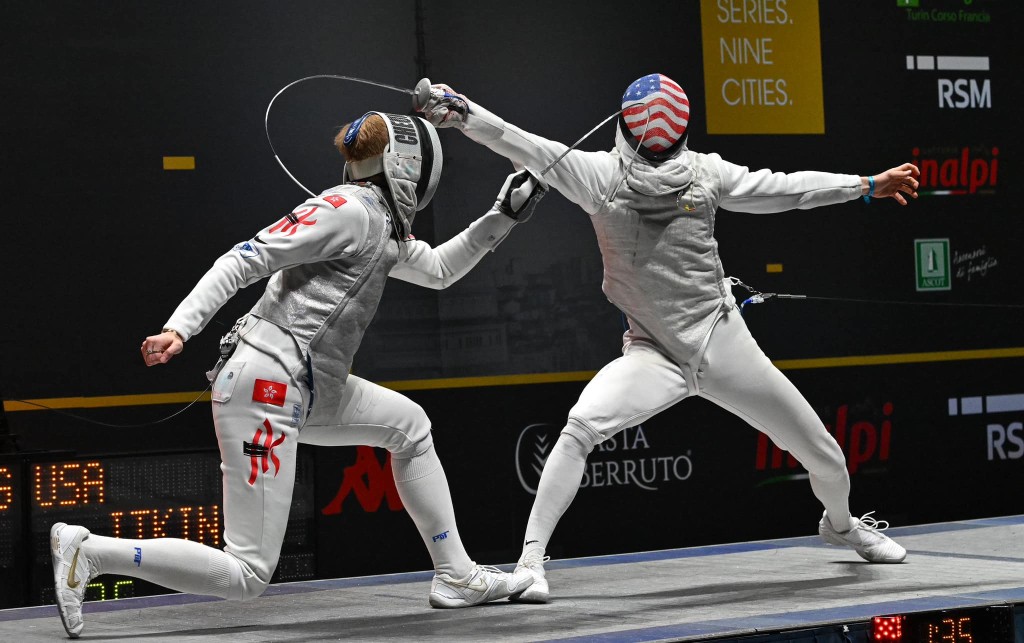 張家朗(左)在4強以一劍之微擊走美國劍手. 相片: 香港劍總