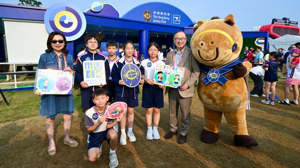 馬會主席廖長江（右二）及其太太（左一）獲「賽馬會社區七人欖球計劃」受惠者致謝。