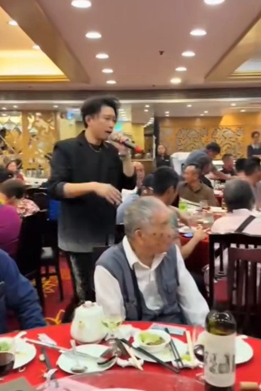 近日網傳影片,禢振華於酒樓登台,場面熱鬧。 近日網傳影片,禢振華於酒樓登台,場面熱鬧。