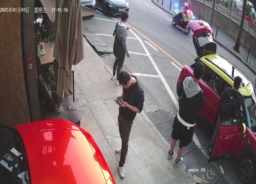 尾隨的交通警有響號追截。
