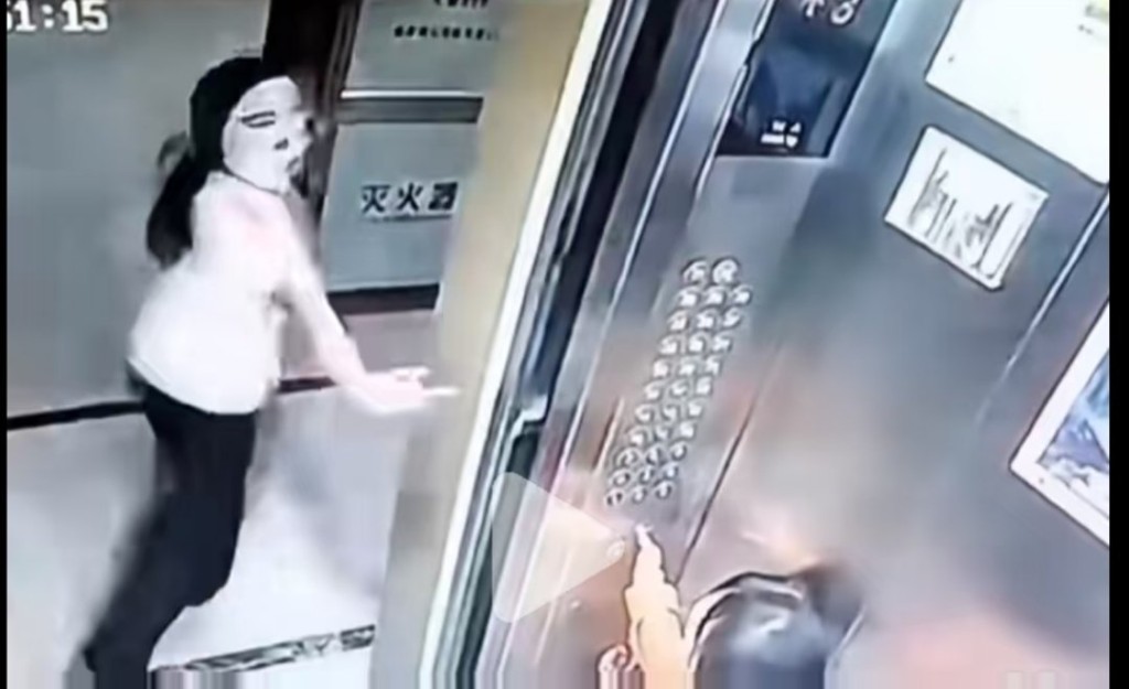 面具女多次阻礙電梯關門,以及嚇喊2名回家女幼童。微博@成小直 面具女多次阻礙電梯關門,以及嚇喊2名回家女幼童。微博@成小直