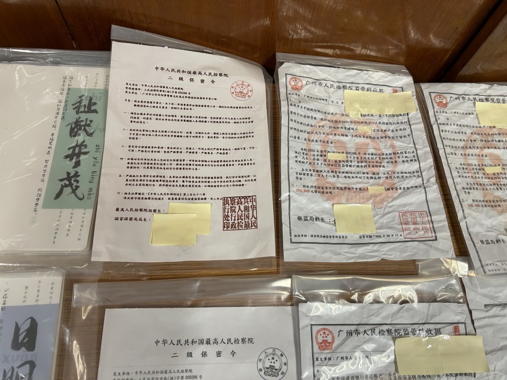警方在被捕男子寓所內發現多份假政府官員文件。
