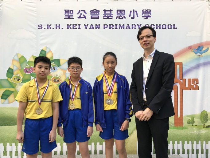 圖為李文傑校長(右一)。