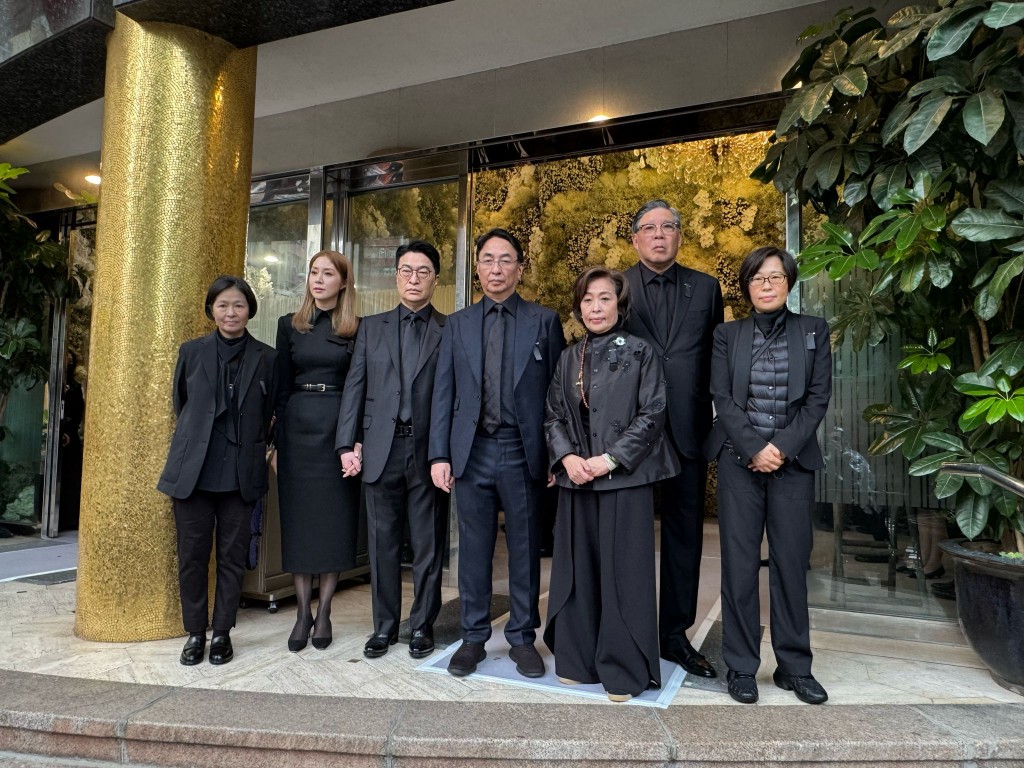 李兆基長子李家傑、二子李家誠及其妻徐子淇等人在香港殯儀館外向傳媒表示:「辛苦大家。」 李兆基長子李家傑、二子李家誠及其妻徐子淇等人在香港殯儀館外向傳媒表示:「辛苦大家。」