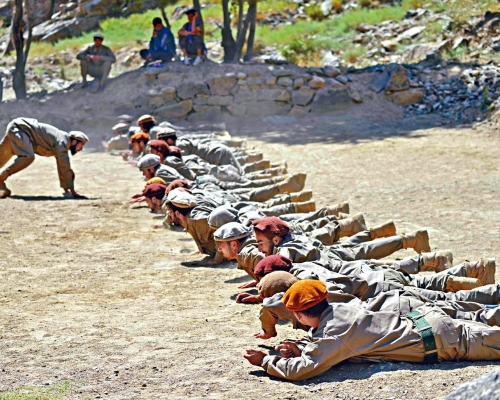 ■一批反塔利班新成员，上周六在阿富汗潘杰希尔谷地接受军事训练。