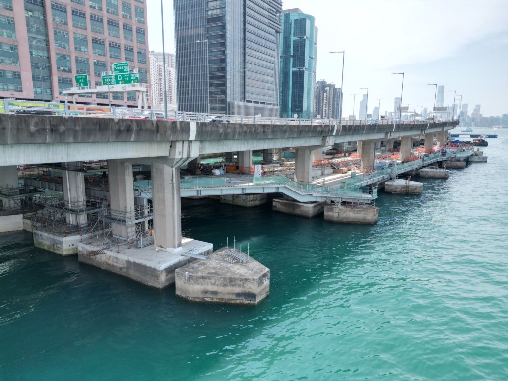 東岸板道全面開放後,全長約13公里、連貫堅尼地城至筲箕灣的海濱將正式全線貫通。 東岸板道全面開放後,全長約13公里、連貫堅尼地城至筲箕灣的海濱將正式全線貫通。