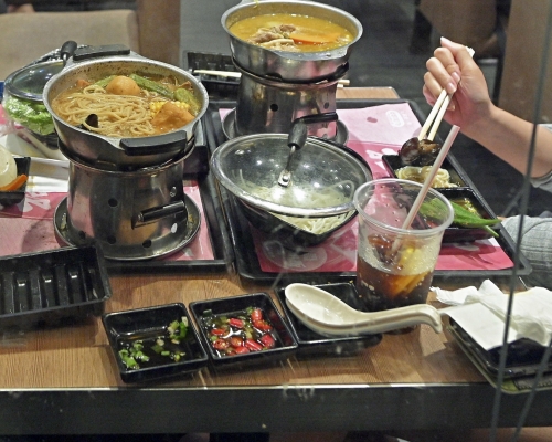 網民不滿家婆帶幼孫去食火鍋，質疑十分危險。示意圖片