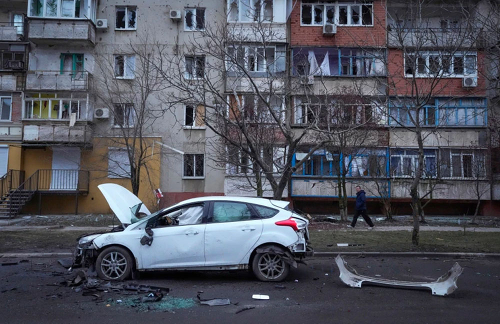 烏克蘭亞速海港市馬立波一輛在俄軍空襲中被炸毀的汽車。AP