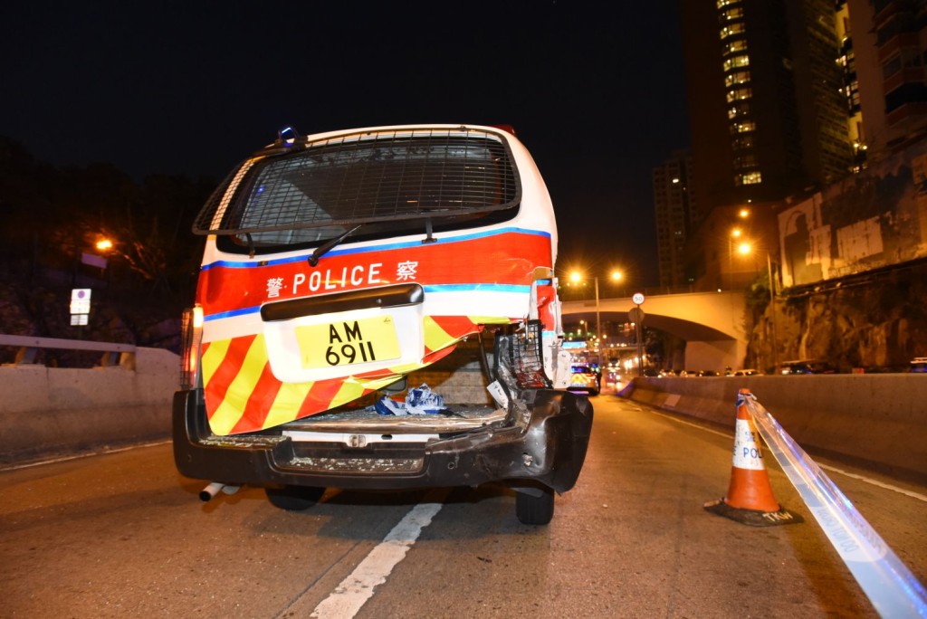 捱撞的警車。