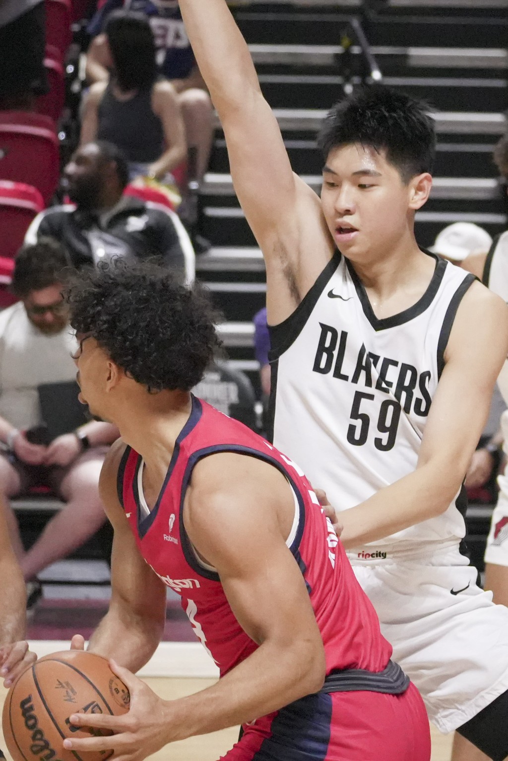 崔永熙(右)登陸NBA加盟籃網。新華社