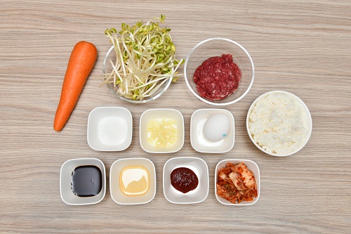 韩式五色拌饭材料包括：白饭、甘笋、大豆芽、泡菜、牛肉碎、鸡蛋。