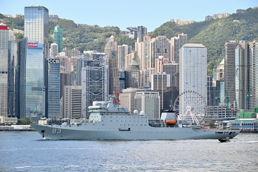 「戚繼光艦」（舷號83）率先駛進維港。劉駿軒攝