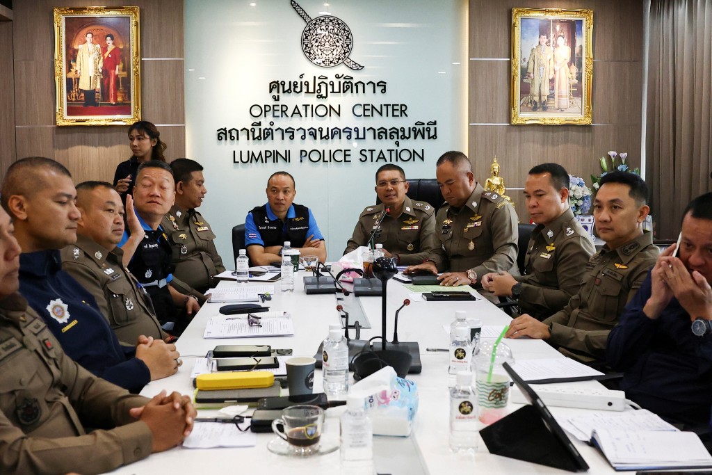 泰國警方就曼谷酒店6名外籍住客死亡案召開新聞發佈會。 路透社