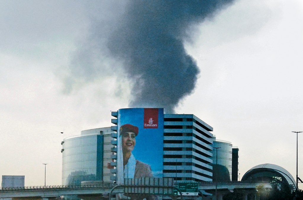 杜拜国际机场附近的燃料储罐，昨日因无人机事件起火冒烟。