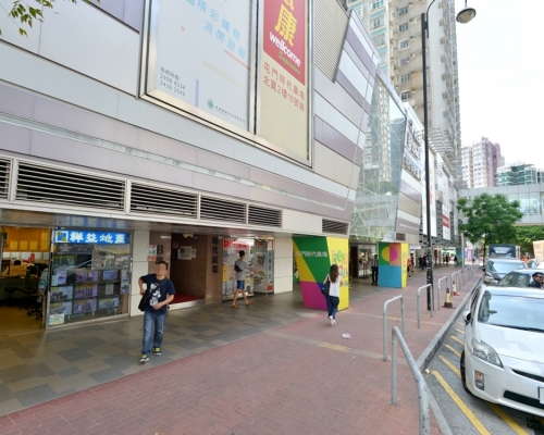 一名港媽與女兒逛屯門市廣場時，女童突然被一名陌生男子大力扯頭髮。資料圖片(示意圖)