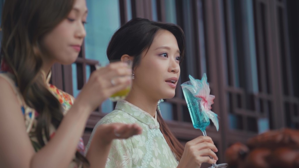 林凱恩歎酒。 林凱恩歎酒。