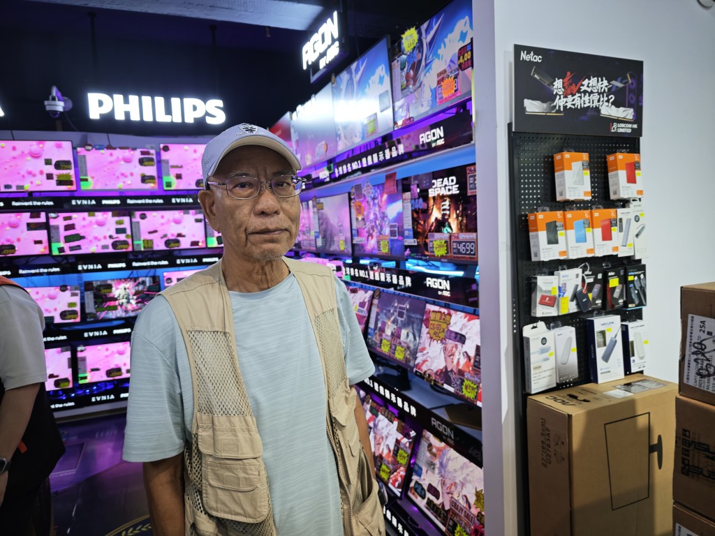 經營電腦店20多年老闆葉先生。