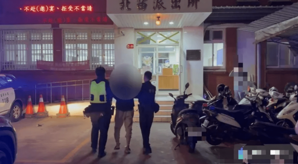 苗栗毒男持长镰刀随机伤人 重挫妇人腰部 再冲超市遭警制服。中时