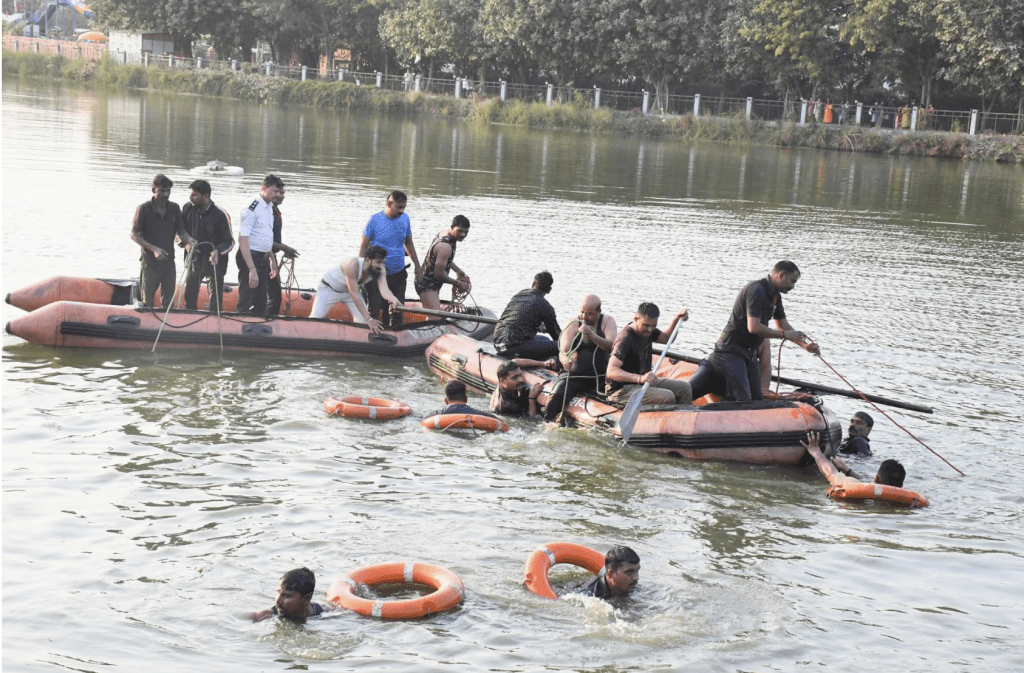救援人员在湖面搜救失踪师生。路透社