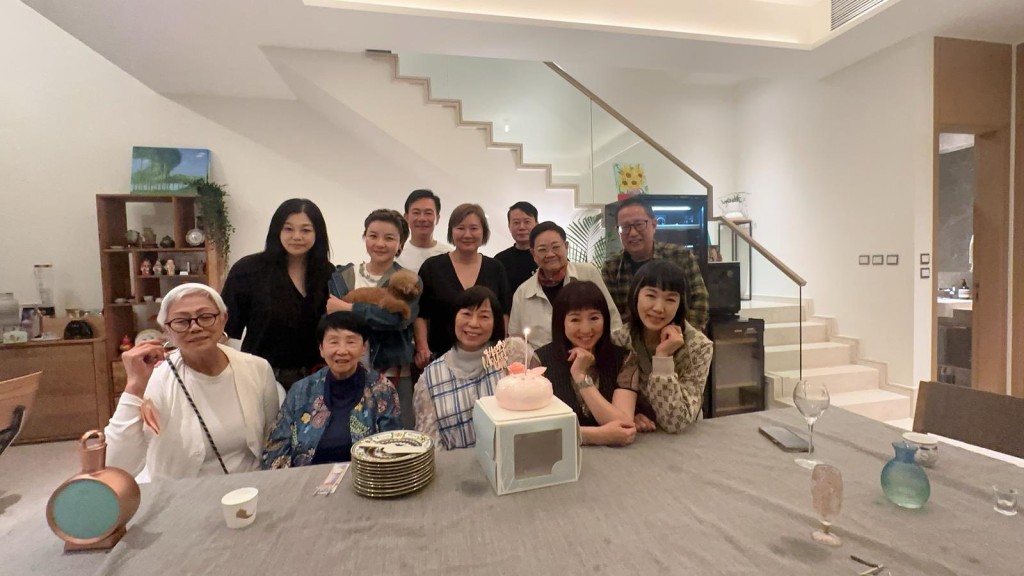 張兆輝可以上二樓。 張兆輝可以上二樓。