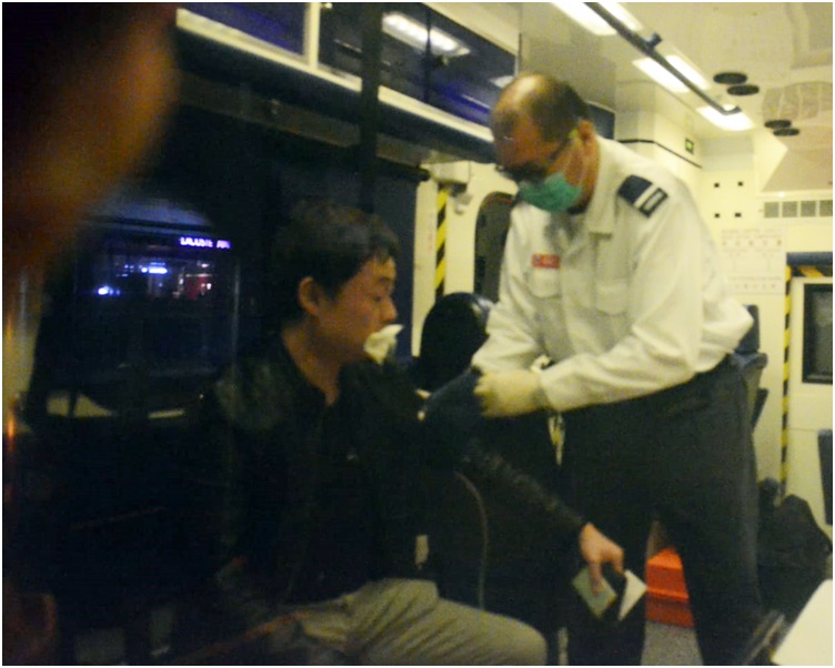 男乘客嘴部受傷,送院治理。