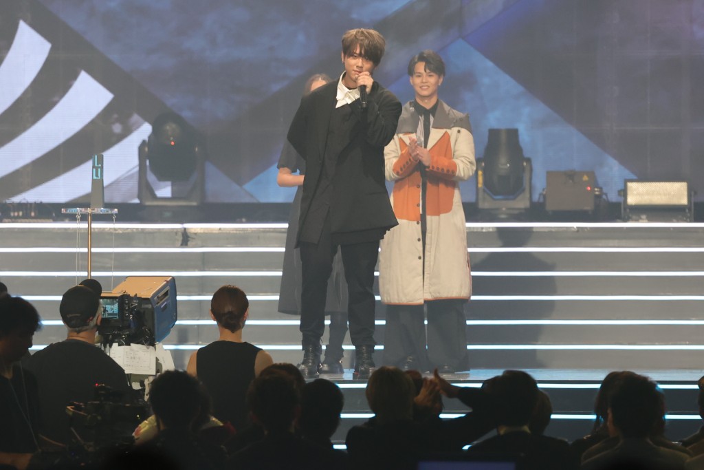 「CHILL CLUB颁奖礼2023」男歌手银奖得主姜涛在台上逐一点名多谢MIRROR 其馀11位兄弟，更自爆跟某些成员交流少，以及曾与Anson Lo有误会。