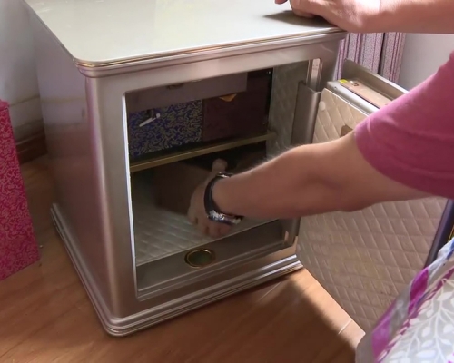 崔先生發現夾萬內有暗格，內藏寶物。（網圖）