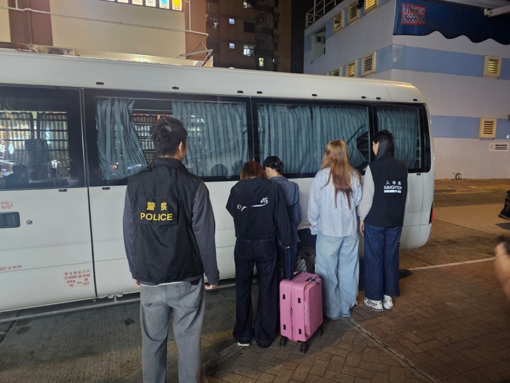 警方及入境處拘捕12名內地女子。警方提供