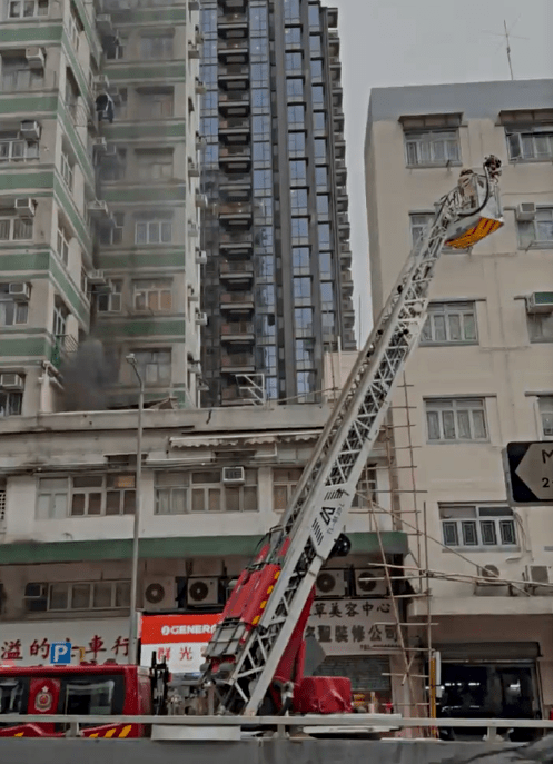 消防升起雲梯灌救。讀者提供