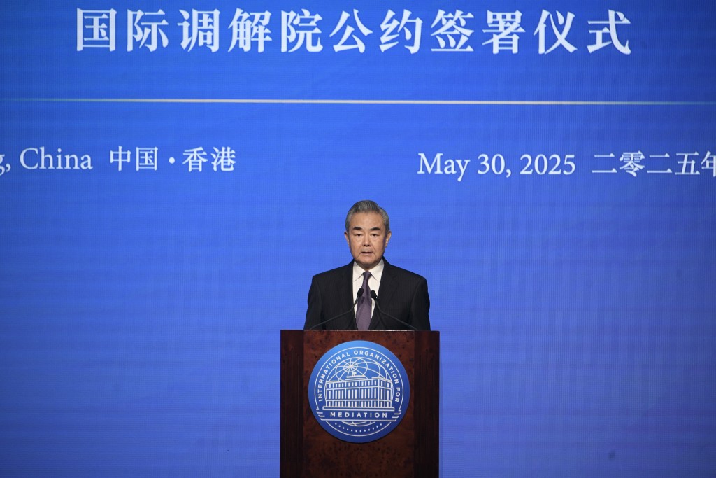 王毅致辭時表示，33個國家的代表簽署了公約，成為國際調解院的創始成員國。陳浩元攝