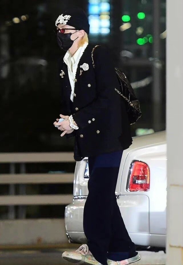 GD現身機場，雖然着厚衫但都覺得佢瘦。