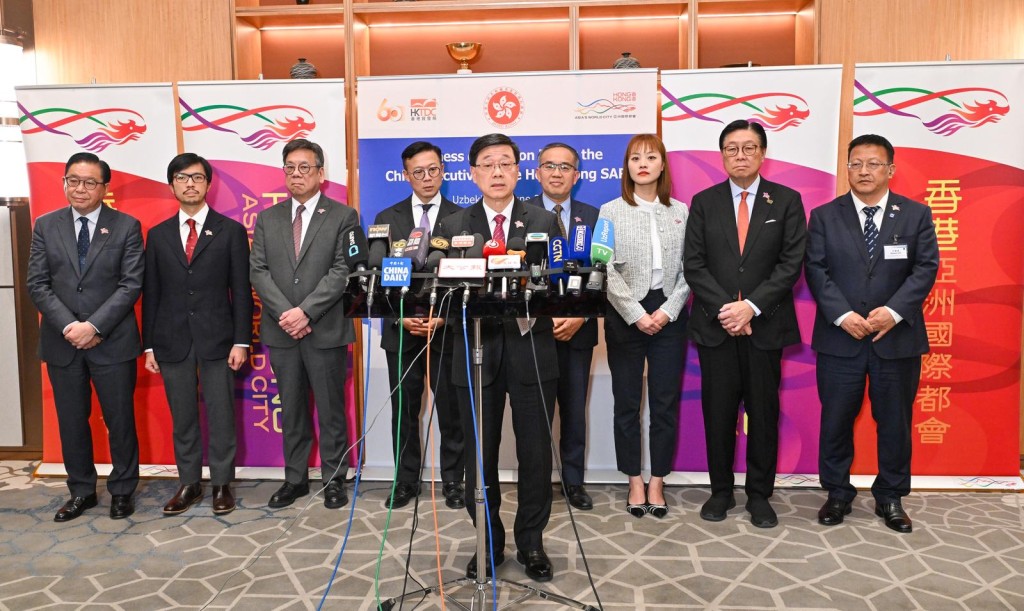 行政長官李家超(中)今日(六月四日)聯同律政司副司長張國鈞(左四)、財經事務及庫務局局長許正宇(右四)、商務及經濟發展局局長丘應樺(左三)、創新科技及工業局副局長張曼莉(右三)、「一帶一路」專員何力治(左二)、香港貿易發展局主席馬時亨(右二)、香港總商會諮議會委員林健鋒(左一)和徐州工程機械集團有限公司副總裁劉建森(右一)在烏茲別克斯坦塔什干會見傳媒。政府新聞處 行政長官李家超(中)今日(六月四日)聯同律政司副司長張國鈞(左四)、財經事務及庫務局局長許正宇(右四)、商務及經濟發展局局長丘應樺(左三)、創新科技及工業局副局長張曼莉(右三)、「一帶一路」專員何力治(左二)、香港貿易發展局主席馬時亨(右二)、香港總商會諮議會委員林健鋒(左一)和徐州工程機械集團有限公司副總裁劉建森(右一)在烏茲別克斯坦塔什干會見傳媒。政府新聞處