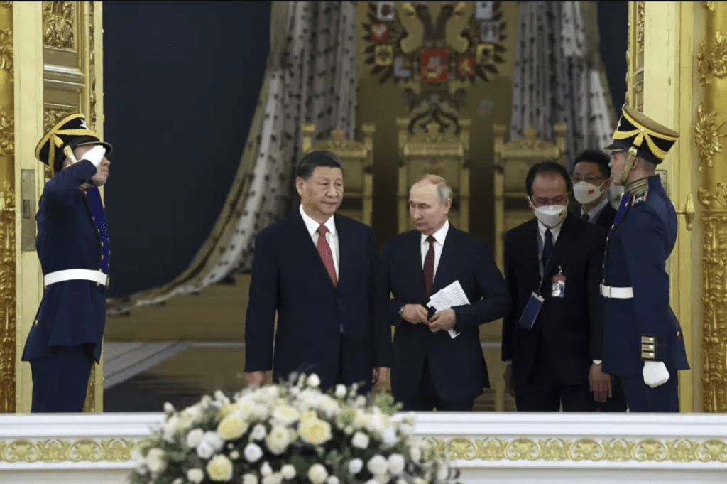 國家主席習近平與俄羅斯總統普京3 月 21 日在俄羅斯莫斯科的克里姆林宮進入大廳進行會談。美聯社