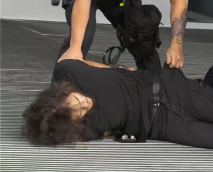 枪击疑犯被警方拘捕。X@SarahisCensored 枪击疑犯被警方拘捕。X@SarahisCensored