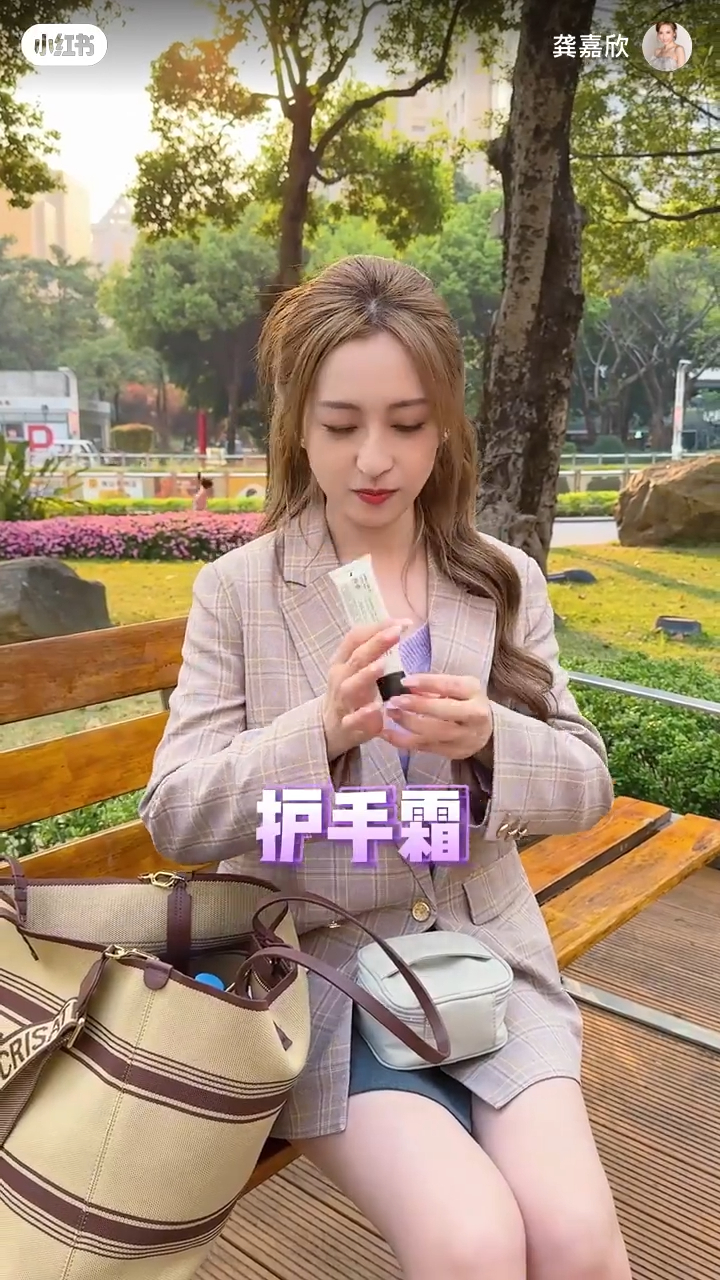 龔嘉欣拍了一段開箱片,原來她的包包乜都有,似足百寶袋。 龔嘉欣拍了一段開箱片,原來她的包包乜都有,似足百寶袋。