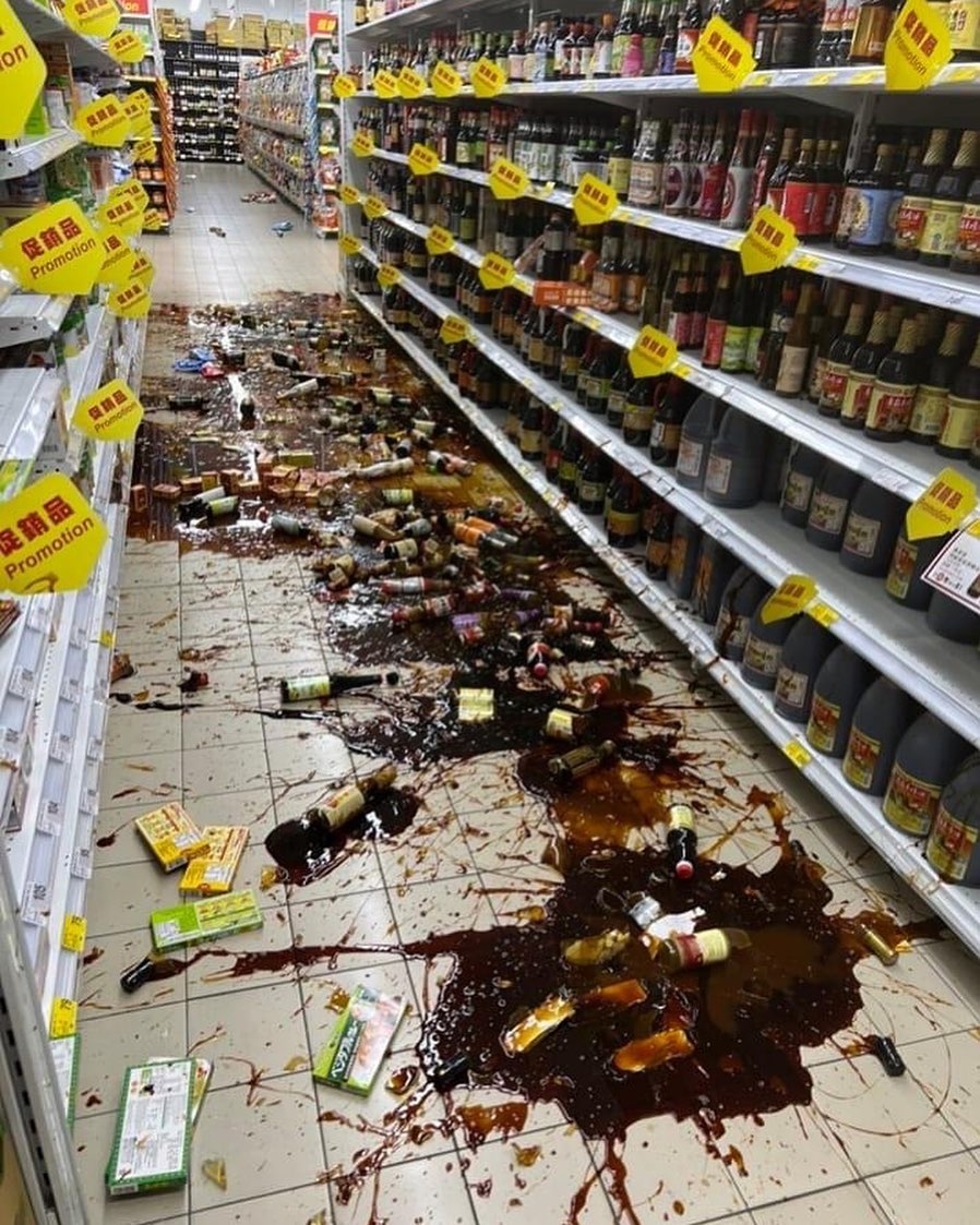 台東強震，超市商品「骨牌式」倒塌。 IG