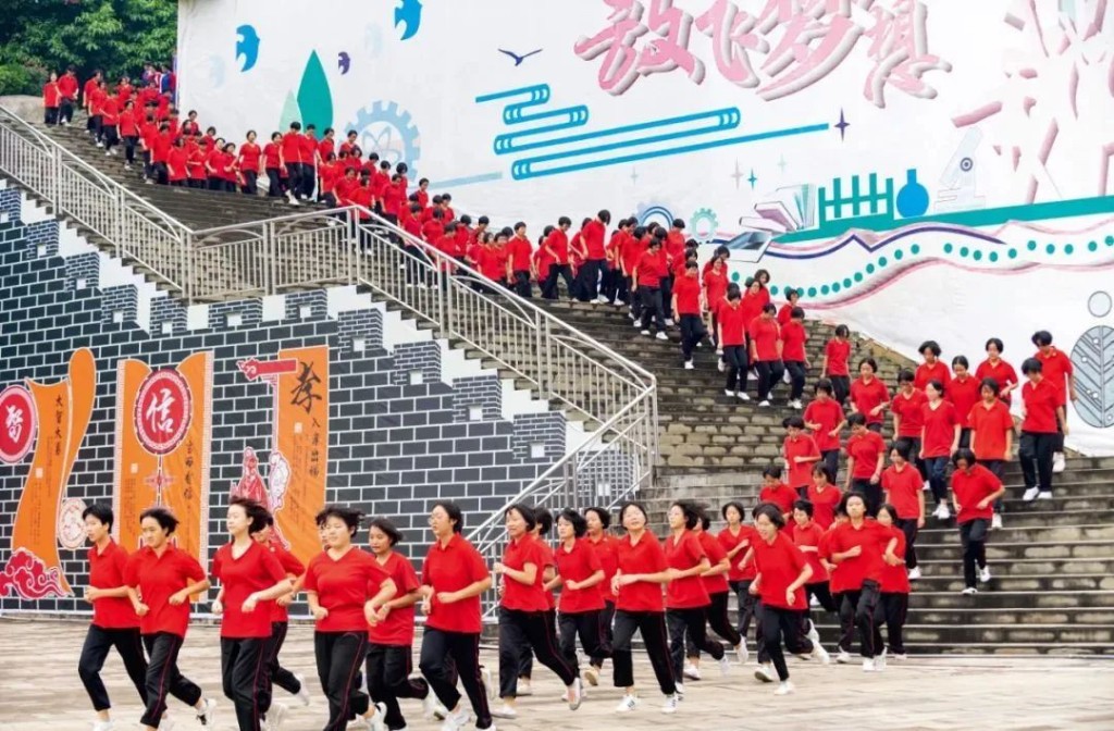 張桂梅所開辦的雲南麗江華坪女子高級中學學生列隊進入操場參加活動。（新華社圖片）