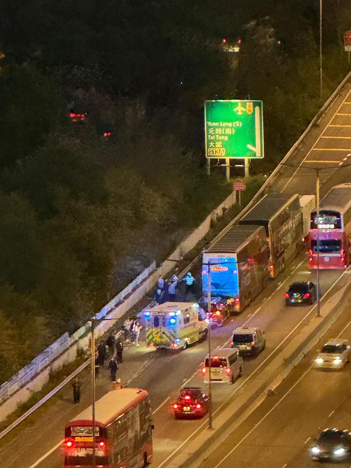 現場為元朗公路往屯門方向近博愛醫院。FB：ChiWai Wong@屯門公路塞車關注組