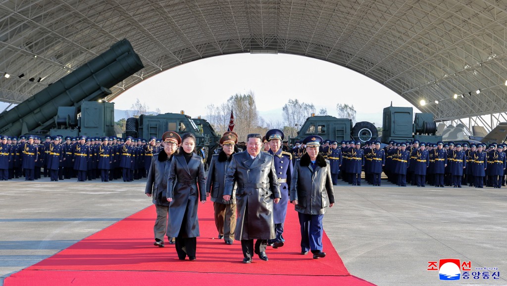 金正恩（前中）偕同女兒金主愛（前左）出席北韓空軍80週年紀念活動。路透社