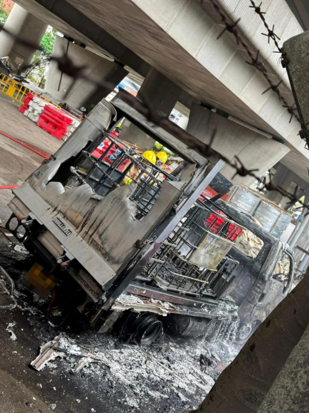 起火的貨車。網圖