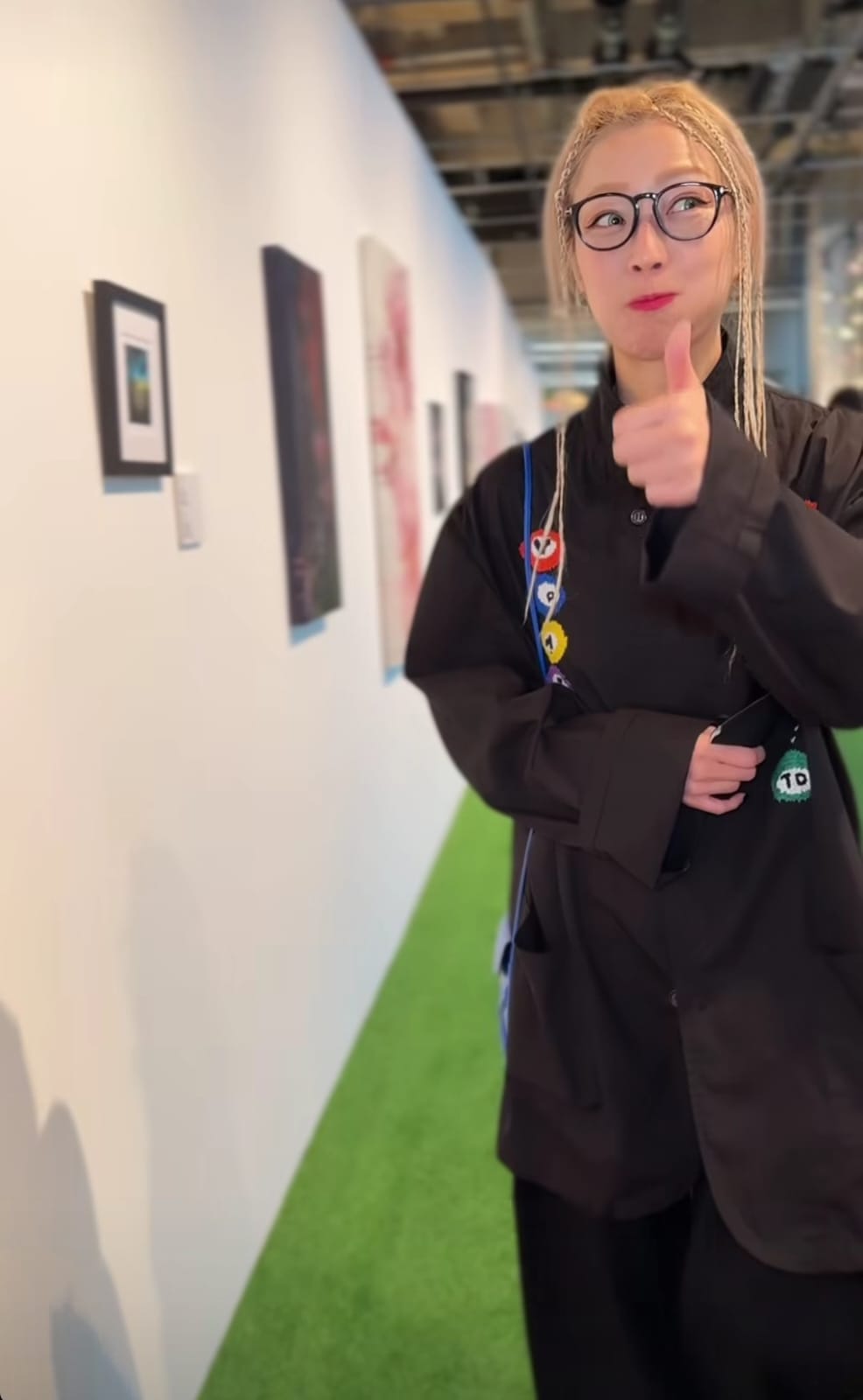 鄭秀文舉手指公大讚。