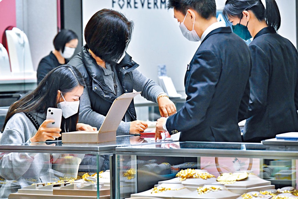 有本地零售業界表示，通關後內地客的人流及生意明顯回升。